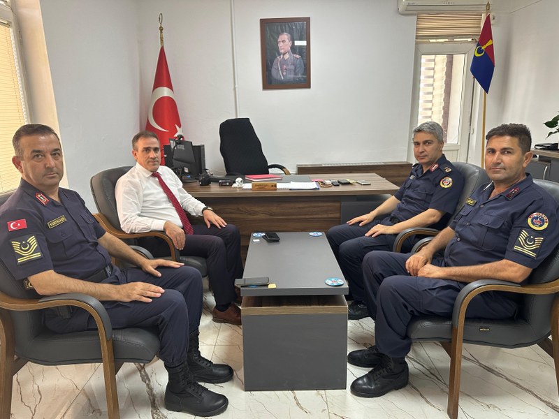 KAYMAKAMIMIZ İLYAS MEMİŞ İLÇE JANDARMA KOMUTANI BİNBAŞI ÜNAL BAYHAN’A VEDA ZİYARETİNDE BULUNDU 