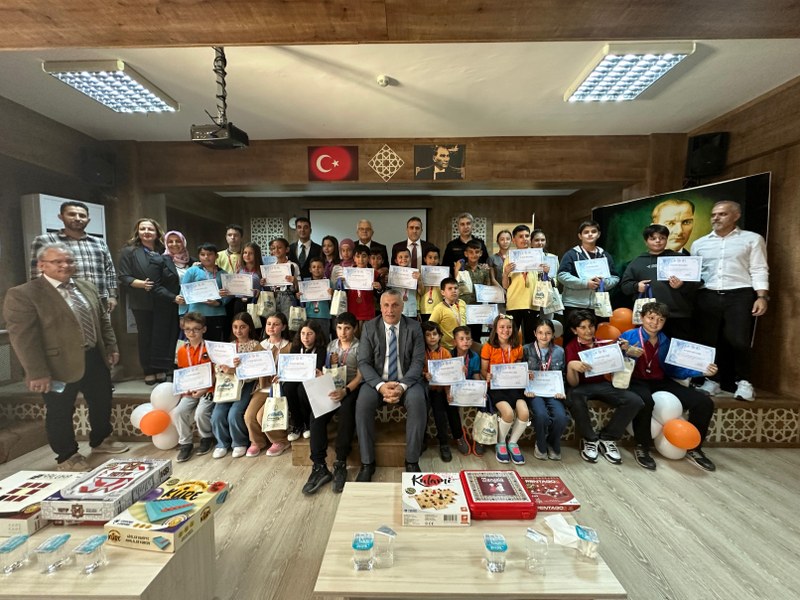 KAYMAKAM İLYAS MEMİŞ İLÇEMİZDE DÜZENLENEN AKIL VE ZEKA OYUNLARI ÖDÜL TÖRENİNE KATILDI