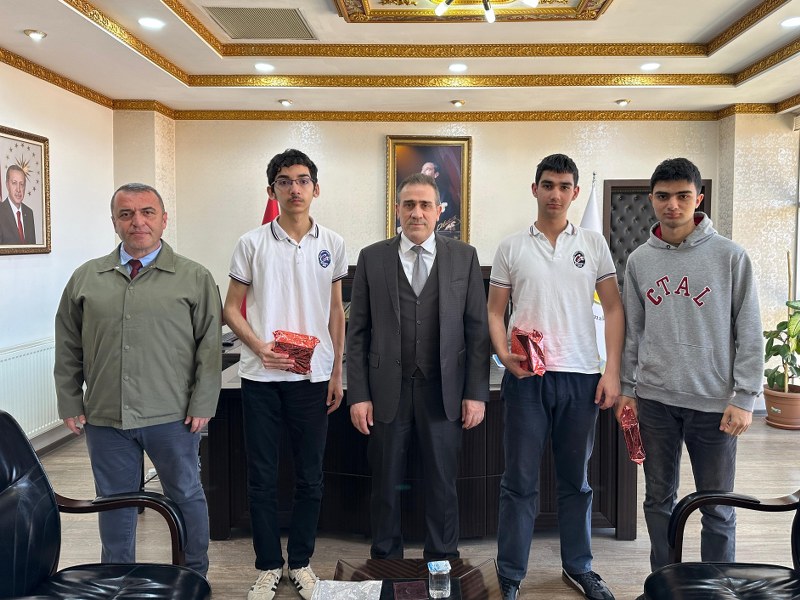 KAYMAKAM İLYAS MEMİŞ İLDE YAPILAN BİLGİ YARIŞMASINDA DERECEYE GİREN ÖĞRENCİLERİ MAKAMINDA KABUL EDEREK ÖDÜLLENDİRDİ