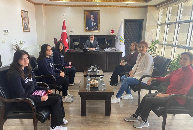 KAYMAKAM İLYAS MEMİŞ ATIKLA SANAT YARIŞMASI SEÇMELERİNDE DERECEYE GİREN ÖĞRENCİLERİ MAKAMINDA KABUL EDEREK ÖDÜLLENDİRDİ
