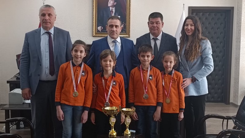 KAYMAKAM İLYAS MEMİŞ İLDE YAPILAN MİNİKLER VE KÜÇÜKLER TENİS TURNUVASINDA DERECEYE GİREN ÖĞRENCİLERİ MAKAMINDA KABUL EDEREK ÖDÜLLENDİRDİ